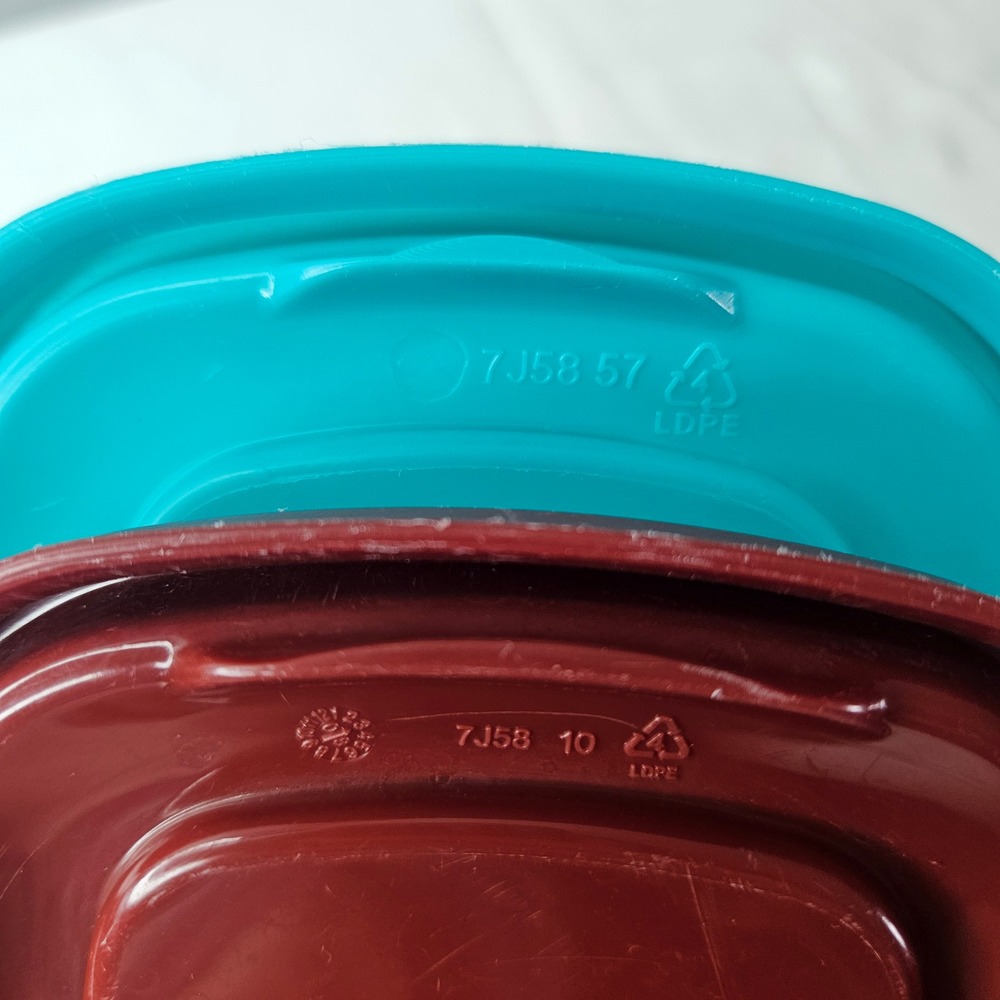 Rubbermaid Easy Find Lids Replacement 7J58 Teal Blue Burgundy Red Set of 2 4.5" - Picture 3 of 3